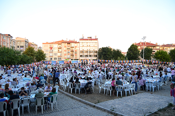 AK Parti Halk İftarı düzenledi