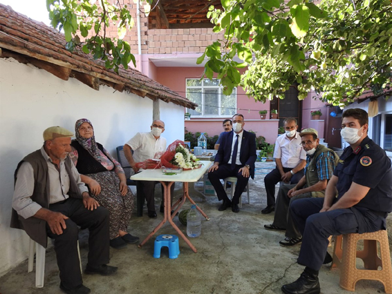 Kaymakam Yüce, Ahmetbey’de şehit ailelerini ziyaret etti