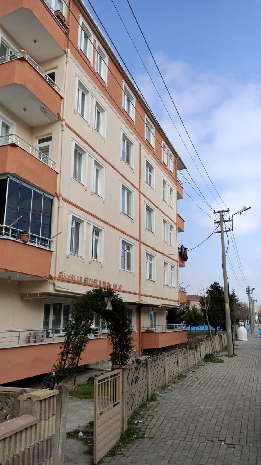 Lüleburgaz’da bir apartman karantinaya alındı