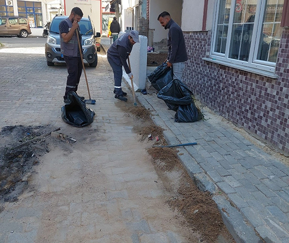 Ekipler yağmur suyu olukları için sahada