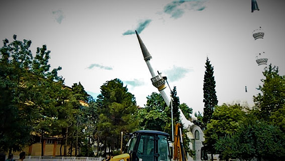 Kurtuluş Camii’nin minaresi yıkıldı