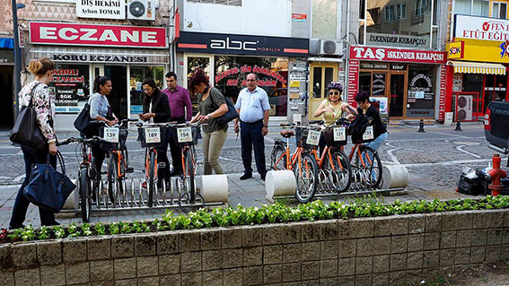 Belediye çalışanları işe bisikletle gitmeye başladı