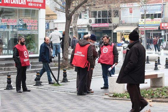 Sendikacılar afiş dağıttı