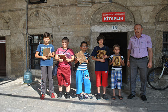 Öğrencilere ücretsiz Kuran-ı Kerim dağıtıldı