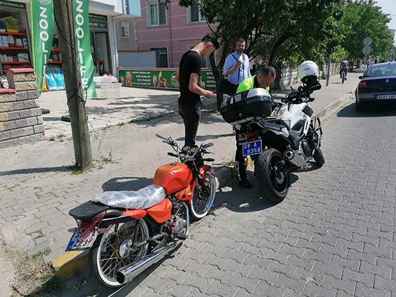 O polisin gözünden bir şey kaçmıyor