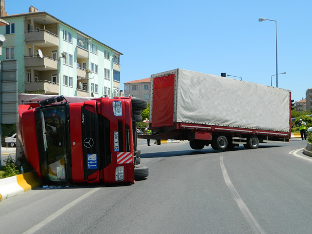 Devrilen TIR kavşağı kapattı