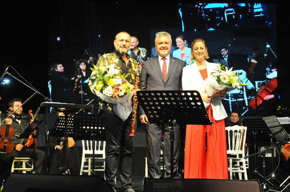 Hüsnü Şenlendirici ile Dilek Türkan’dan muhteşem konser