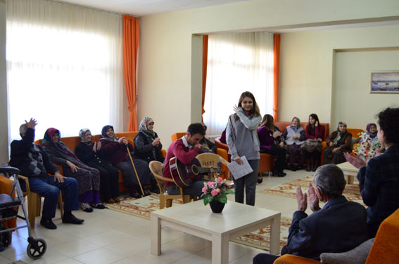 Şarkılı türkülü bir o kadar da anlamlı ziyaret