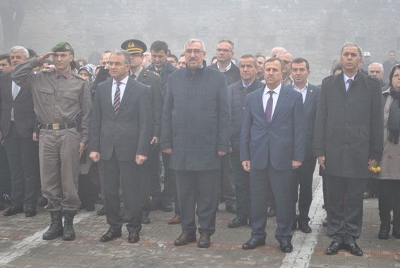 Öğretmenler Günü kutlamaları çelenk sunumu ile başladı