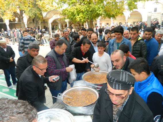 T Steak House, aşure dağıttı   