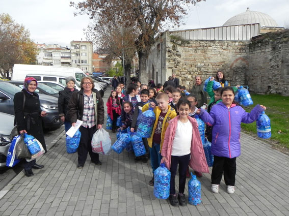 Öğrencilerinden, Engelliler Derneği’ne mavi kapak desteği