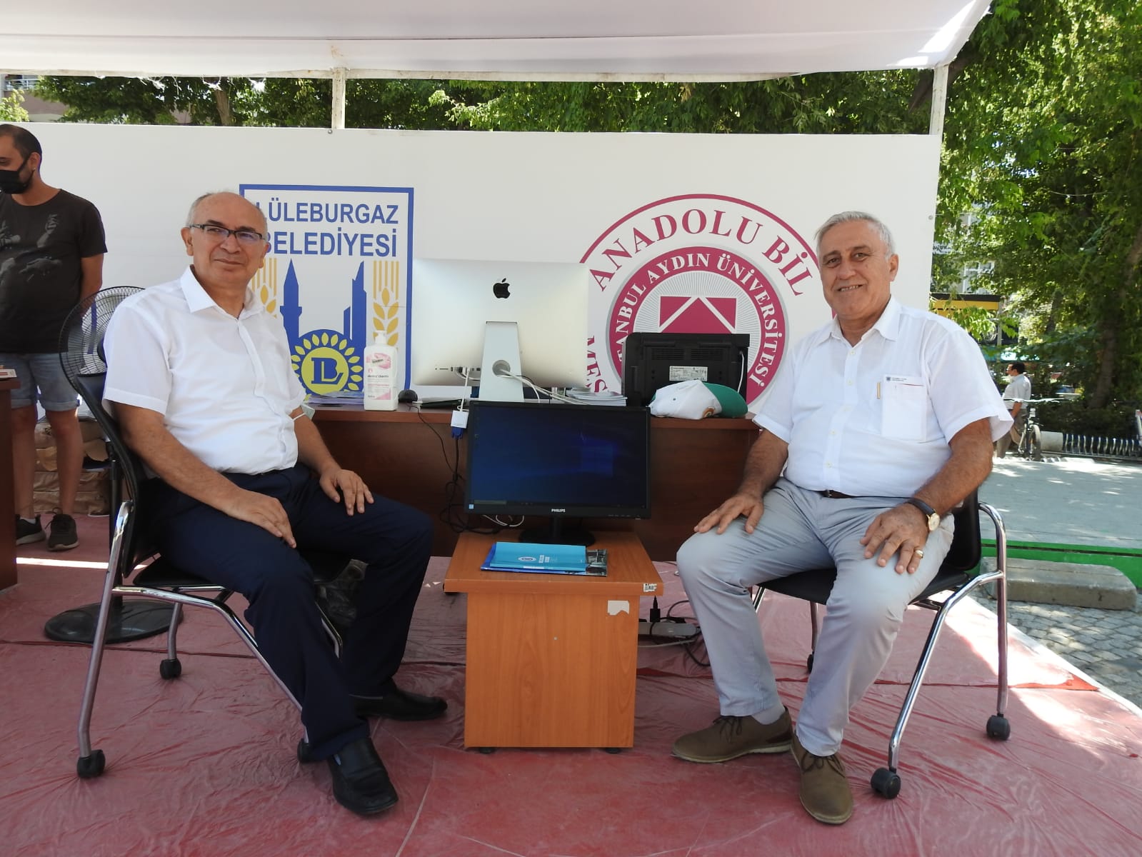 Kaymakam Yüce’den Aydın Üniversitesi standına ziyaret