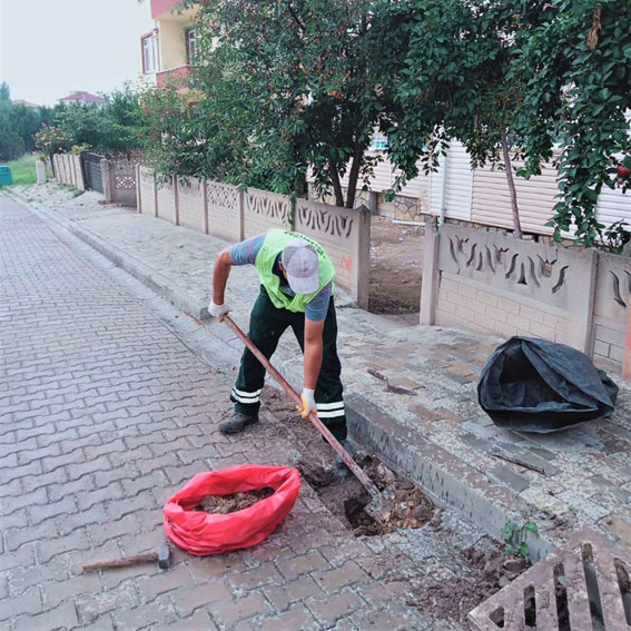 Belediye ekipleri, yağışa karşı kolları sıvadı