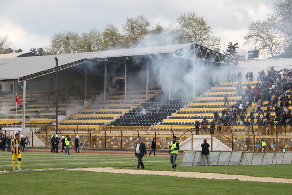 Tribündeki olaylara gazli müdahale