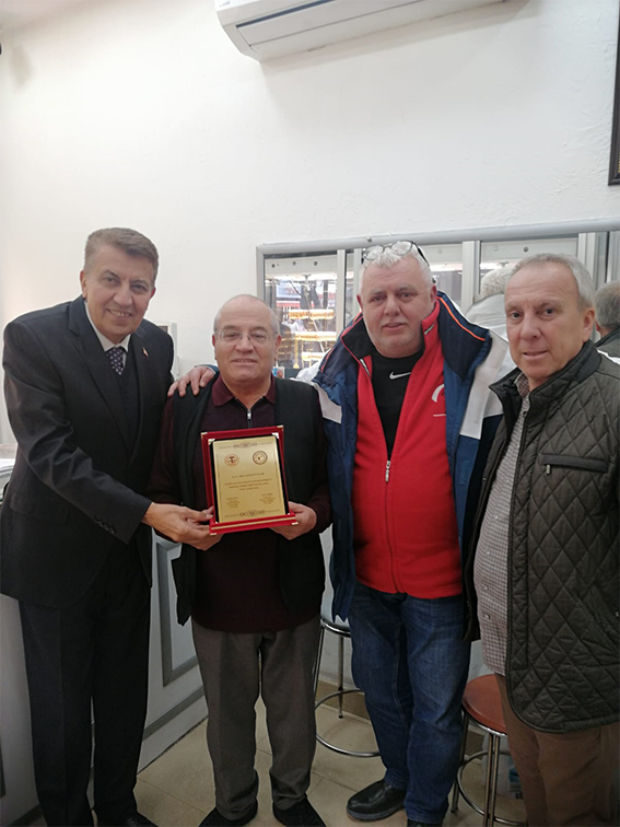 Oktay Topaloğulları’na Plaket Verildi