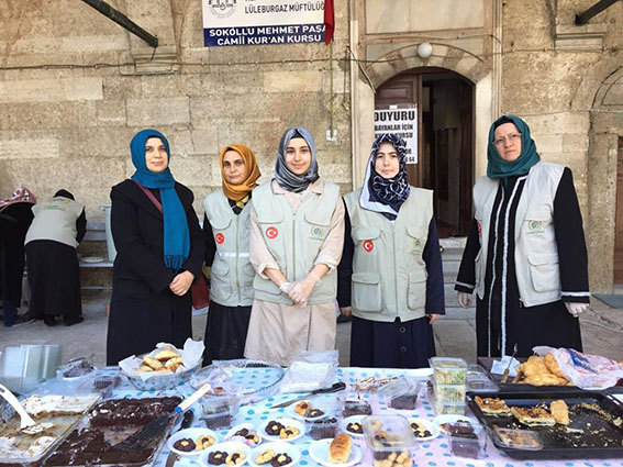 İHH Gönüllülerinden mülteciler yararına kermes