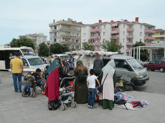 Pazarın dışı  İçinden kalabalık