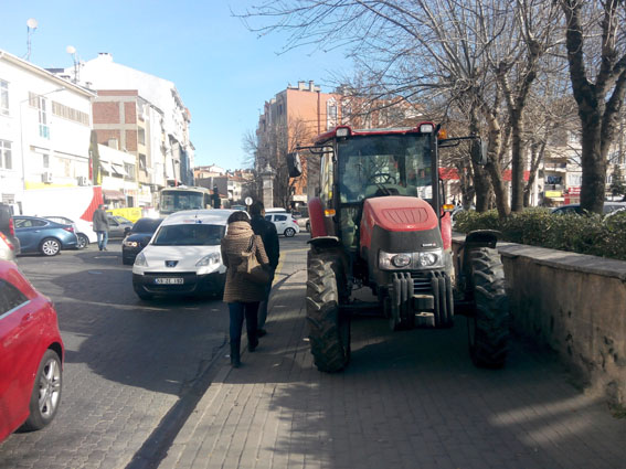 Traktörü kaldırıma çıkarttı