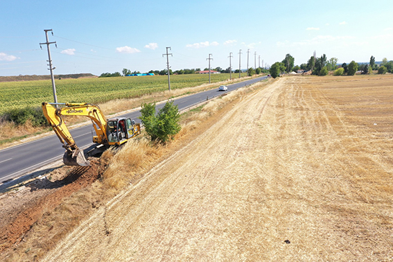 Yeni bisiklet yolu için kazma vuruldu