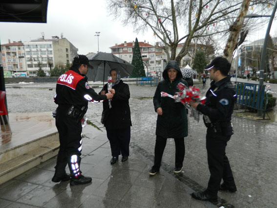 Polis karanfil dağıttı