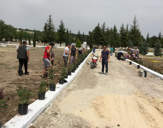 Kırıkköylü kadınlar mezarlığı temizleyerek gül dikti 