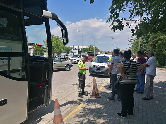 Bulgaristan plakalı otobüs yayaya çarptı; 1 yaralı