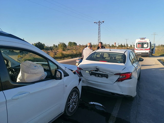 Turgutbey Caddesi’nde işçi servisi kaza yaptı