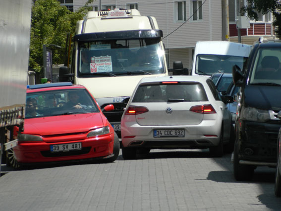 Ters yöne giren araç trafiği felç etti