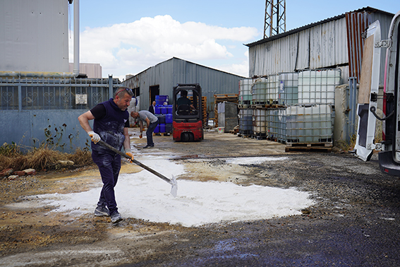 Kimya fabrikasında nitrik asit tankı patladı 3 yaralı var