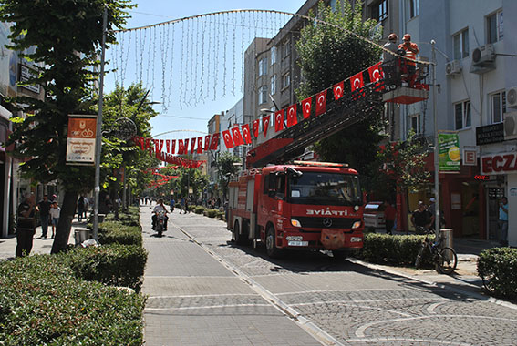 İstanbul Caddesi bayraklarla donatıldı