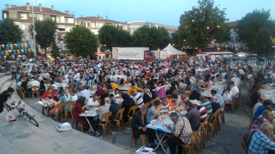 Kongre Meydanı’nda binlerce kişiye iftar verildi