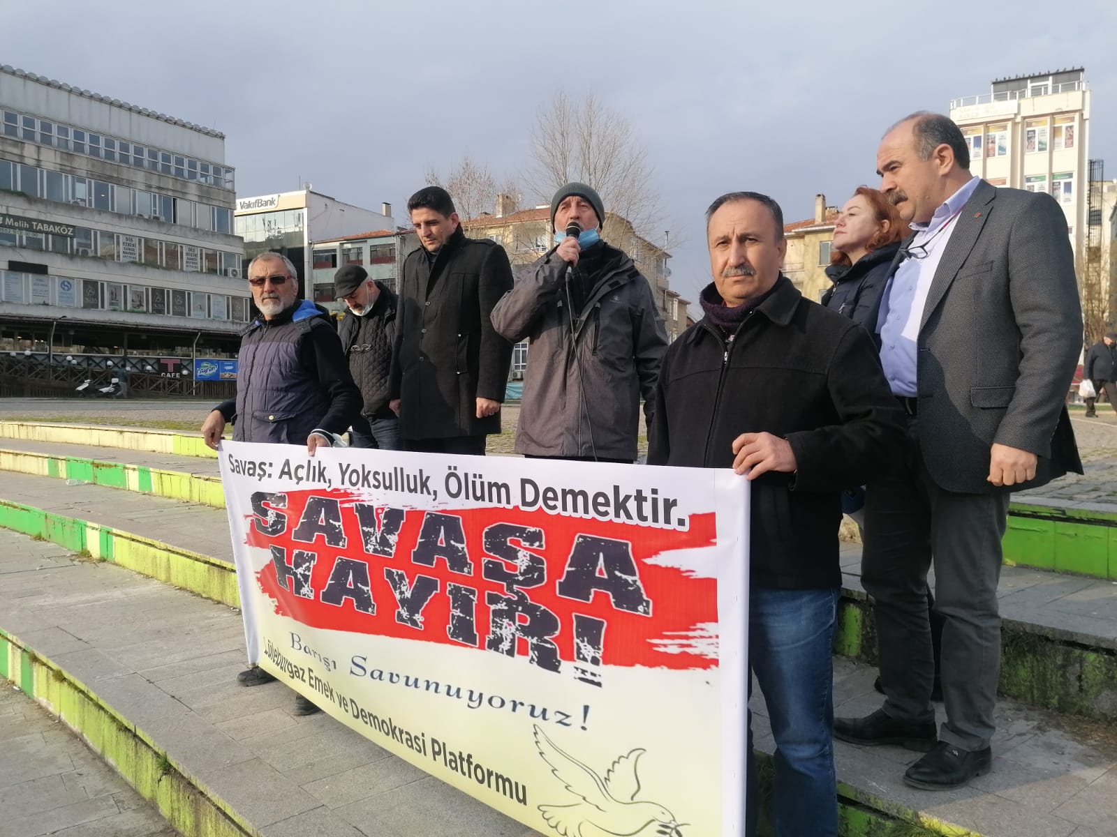 LÜLEBURGAZ EMEK VE DEMOKRASİ PLATFORMU’NDAN BASIN AÇIKLAMASI  SAVAŞA HAYIR BARIŞ HEMEN ŞİMDİ