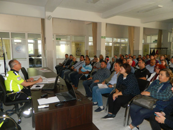 Okul servis sürücülerine trafik eğitimi verildi