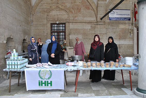 İHH Somali ve İdlip için kermes düzenledi