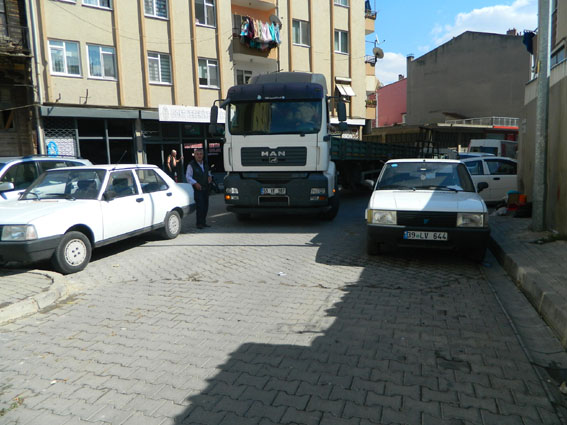 Tır trafiği aksattı, esnaf çileden çıktı