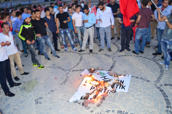  Lüleburgaz’da HDP tabelası yakıldı