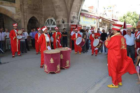 Cuma namazı çıkışı Mehteran gösterisi