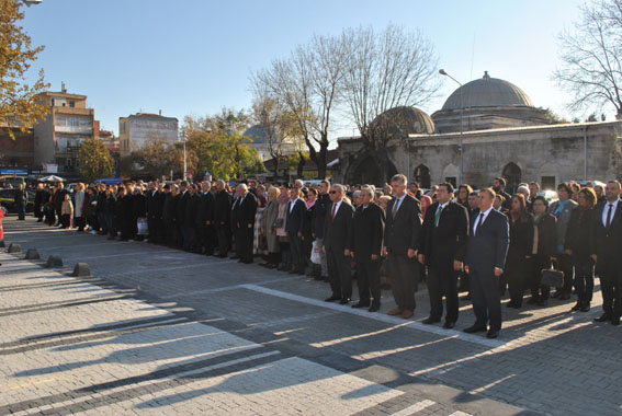 Öğretmenler günü çelenk töreni ile başladı