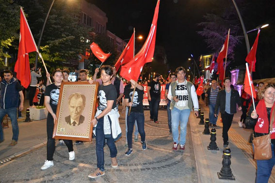 19 Mayıs ateşini 10 bin kişi yaktı