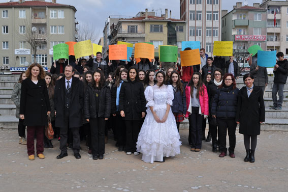 Liseli öğrencilerden “Kadına Şiddete Hayır”