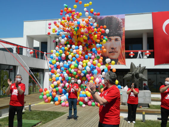 Gökyüzüne 2020 balon