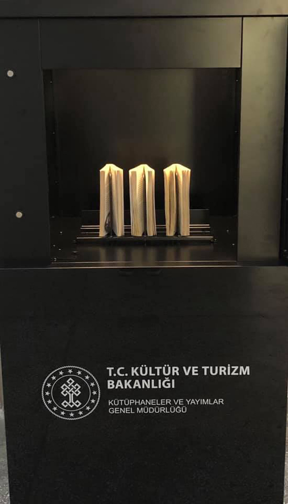 Kitaplar sterilize ediliyor