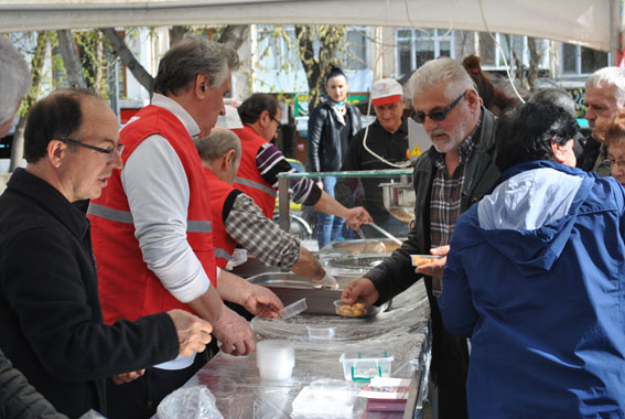 Kızılay lokma dağıttı