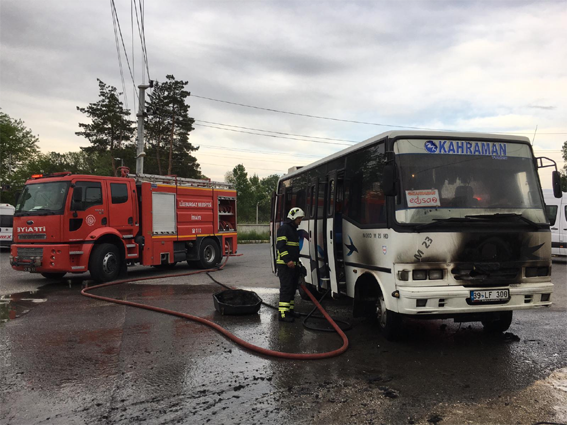 İşçileri taşıyan minibüs yandı