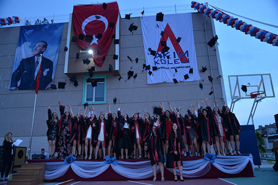 Akım Anadolu Lisesi’nde mezuniyet coşkusu