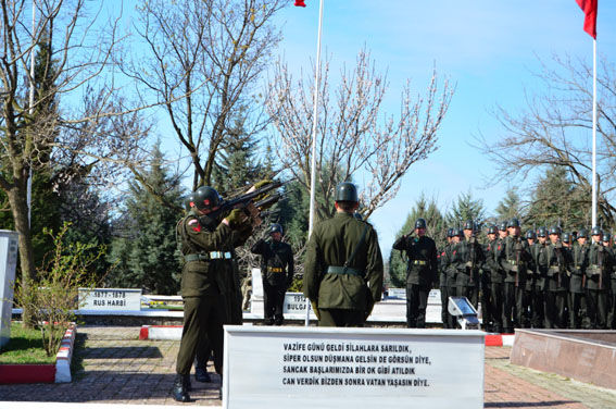 Şehitlikte tören düzenlendi