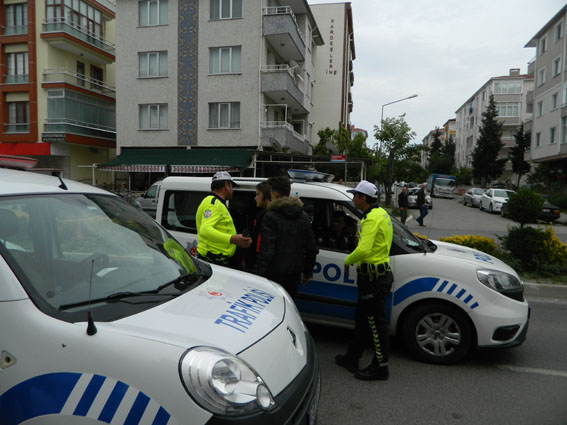 Yaya geçidinden geçen kadına elektrikli bisiklet çarptı