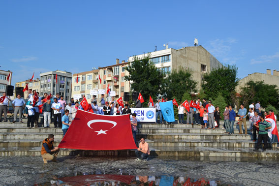 Türk Bayrağı'nın indirilmesi protesto edildi