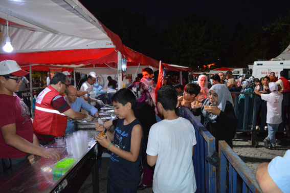 Türk Kızılayı’ndan lokma ikramı