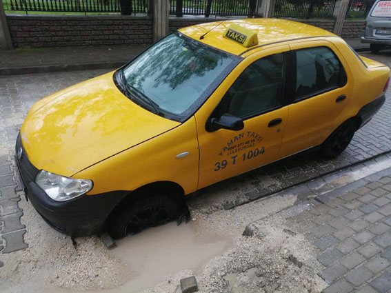 Taksici, bozuk yolun kurbanı oldu